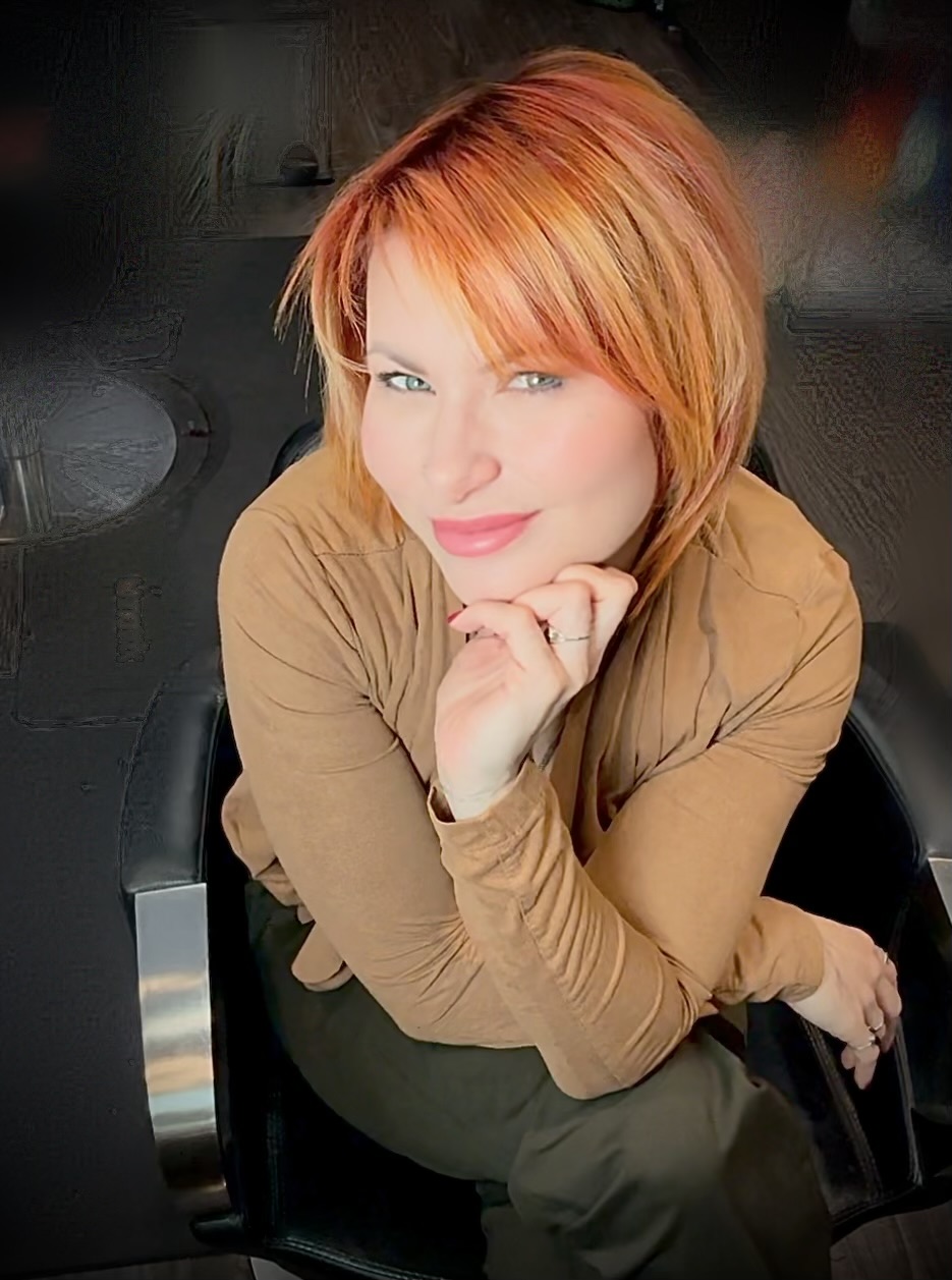 Karine Bélanger, coloriste et éducatrice, portrait dans son salon de Montréal